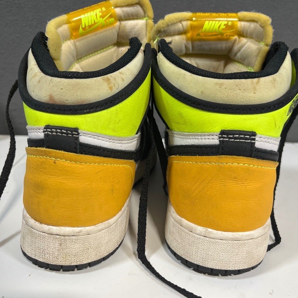 Nike Air Jordan 1 Retro High OG Volt Gold Kids 5.5Y White Black 575441-118 - Picture 3 of 7